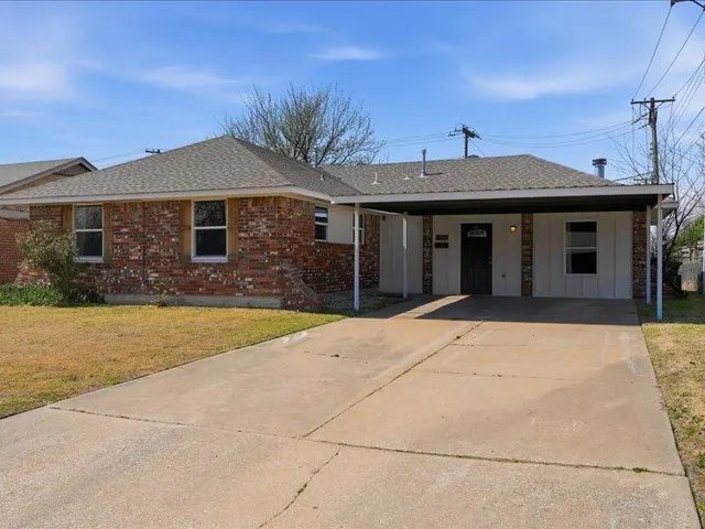 Photo 2 — 1501 Lawton Avenue, Moore, OK 73160