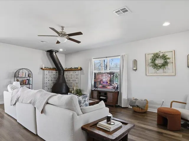 Photo 4 — 1501 Lawton Avenue, Moore, OK 73160
