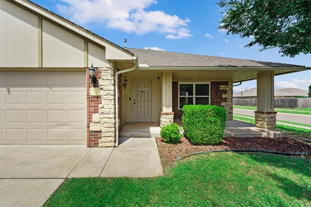 Photo 2 — 21201 River Lark Lane, Edmond, OK 73012