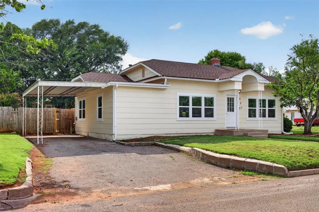 Photo 2 — 321 N Howard Street, Elk City, OK 73644
