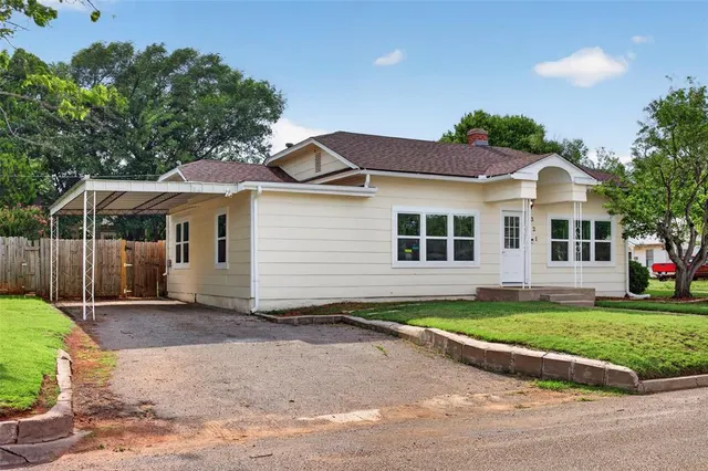 Photo 2 — 321 N Howard Street, Elk City, OK 73644