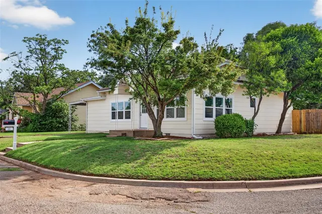 Photo 4 — 321 N Howard Street, Elk City, OK 73644