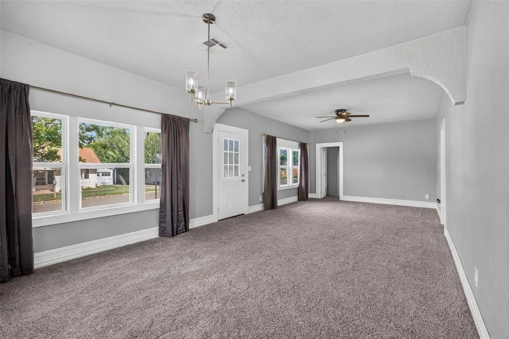 Photo 9 — 321 N Howard Street, Elk City, OK 73644