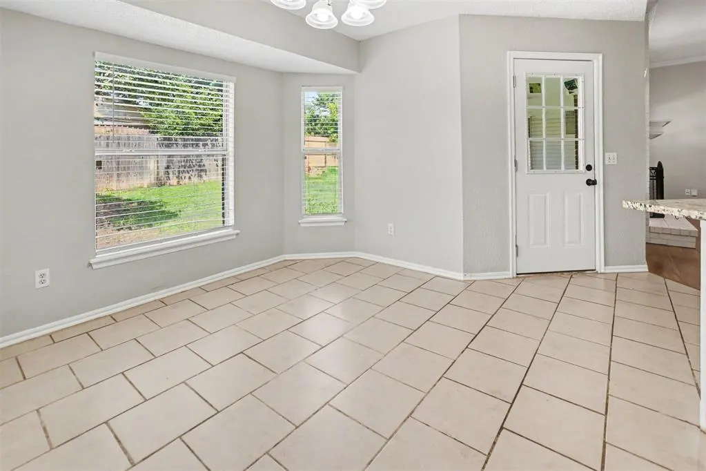 Photo 4 — 10109 S Hillcrest Drive, Oklahoma City, OK 73159