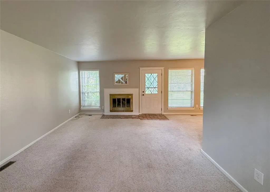 Photo 6 — 12021 Hawthorne Lane, Oklahoma City, OK 73162