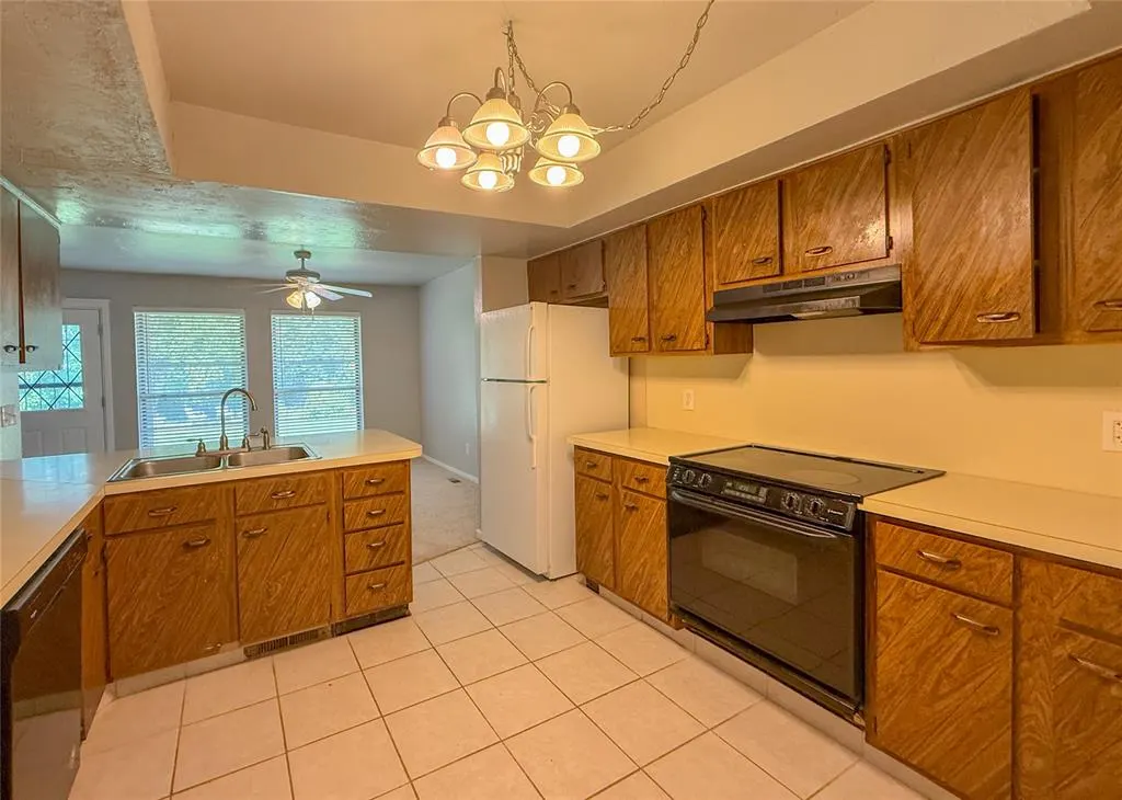Photo 10 — 12021 Hawthorne Lane, Oklahoma City, OK 73162