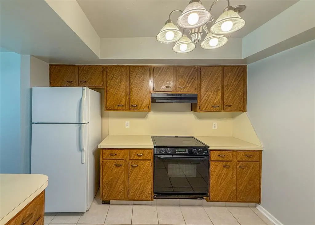 Photo 12 — 12021 Hawthorne Lane, Oklahoma City, OK 73162