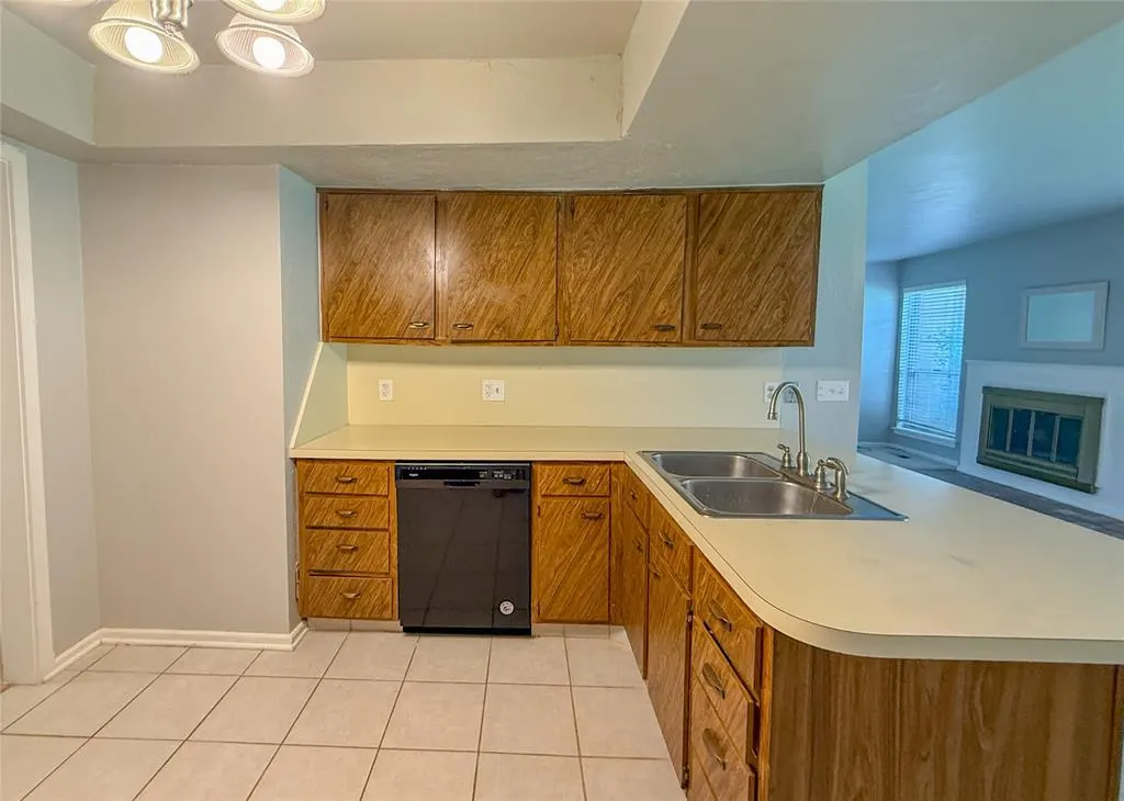 Photo 13 — 12021 Hawthorne Lane, Oklahoma City, OK 73162