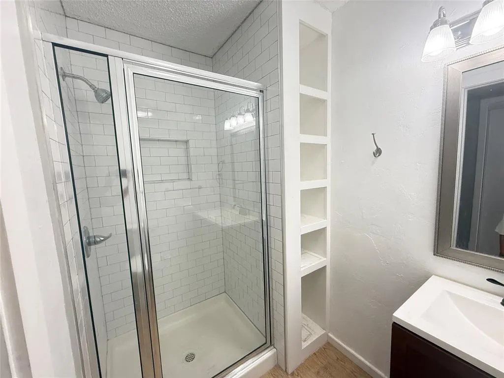 Photo 2 — 12021 Hawthorne Lane, Oklahoma City, OK 73162