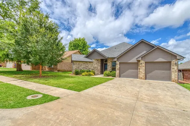 Photo 3 — 516 NE 23rd Avenue, Norman, OK 73071
