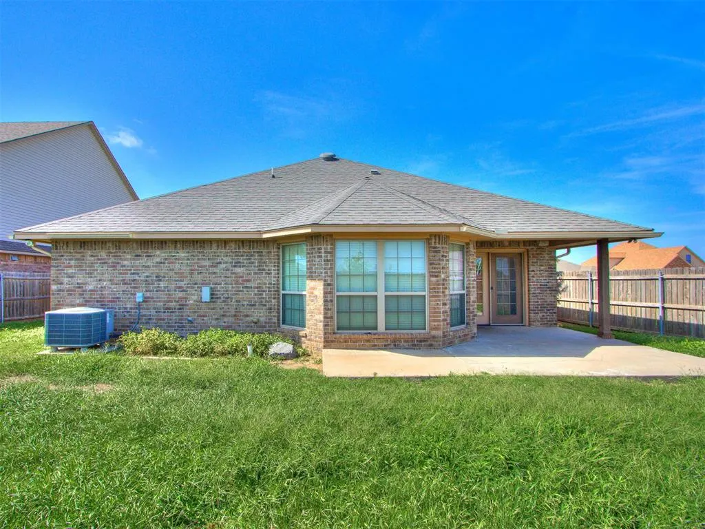Photo 5 — 705 SW 11TH Street St, Moore, OK 73160