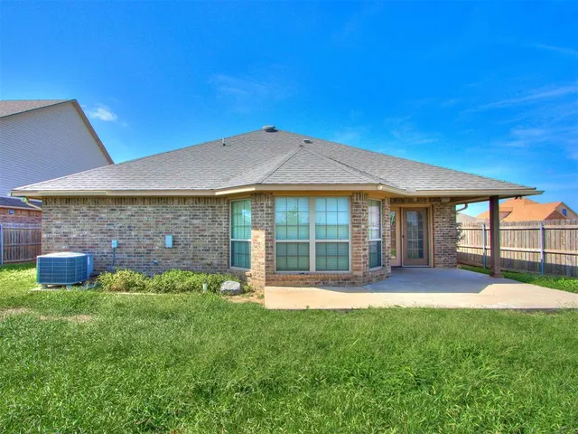 Photo 5 — 705 SW 11TH Street St, Moore, OK 73160