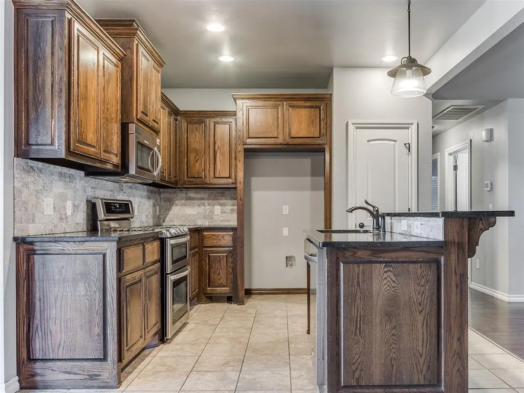 Photo 11 — 705 SW 11TH Street St, Moore, OK 73160