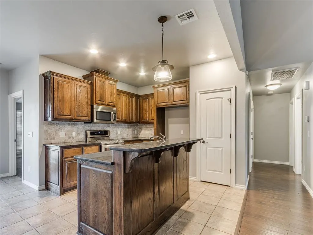 Photo 12 — 705 SW 11TH Street St, Moore, OK 73160