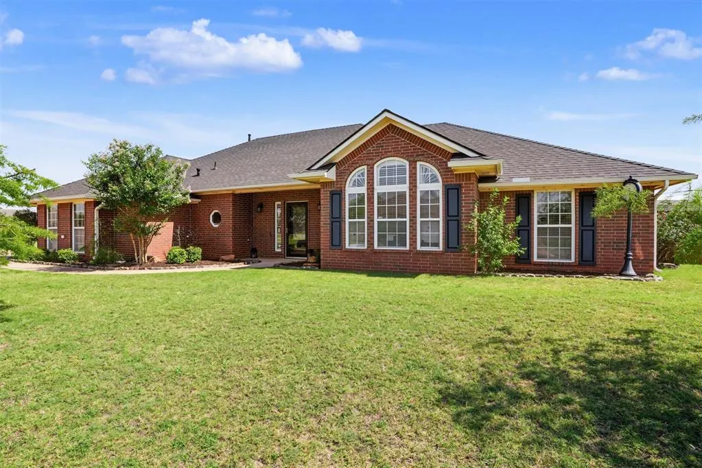 Front exterior — 2827 Deer Run, Altus, OK 73521
