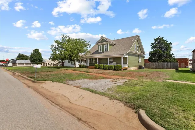 Photo 2 — 108 W Tom Stafford Street, Weatherford, OK 73096