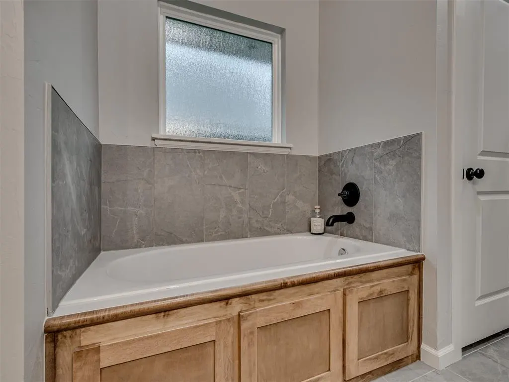 Photo 13 — 12429 Dolche Vita Drive, Yukon, OK 73099