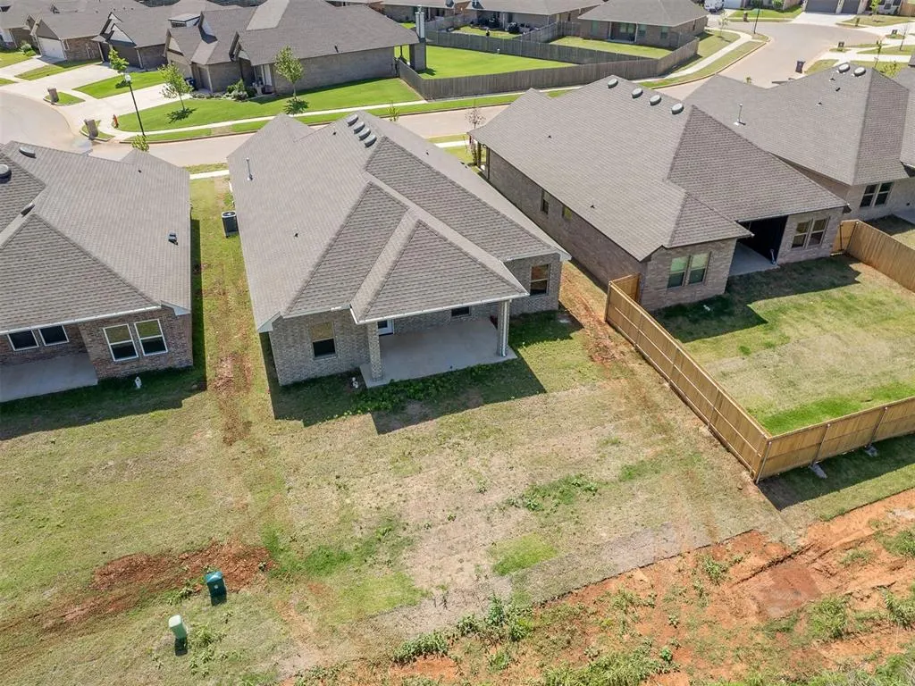 Photo 38 — 12425 Dolche Vita Drive, Yukon, OK 73099