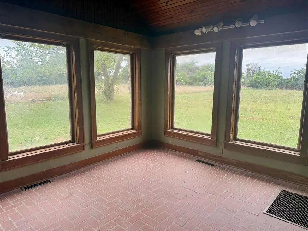 Photo 4 — 5885 S Canadian Road, Hinton, OK 73047