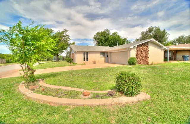 Photo 4 — 10501 N McKinley Avenue, Oklahoma City, OK 73114