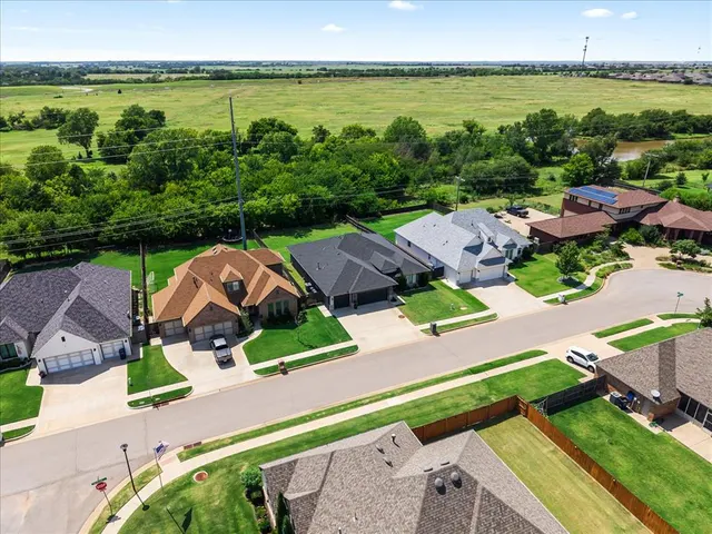 Photo 5 — 8105 Cloverdale Way, Yukon, OK 73099
