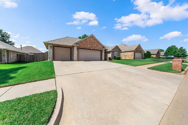 Photo 2 — 11008 NW 104th Terrace, Yukon, OK 73099
