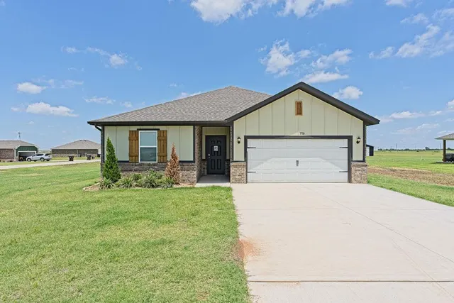 Front exterior — 1710 Oak Way, Tuttle, OK 73089