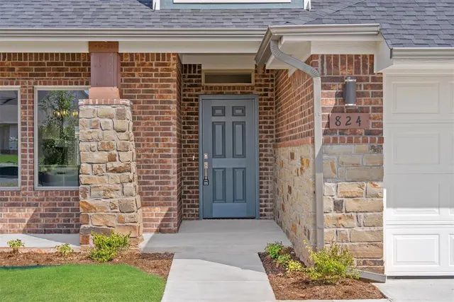Photo 2 — 824 Parsons Drive, Yukon, OK 73099
