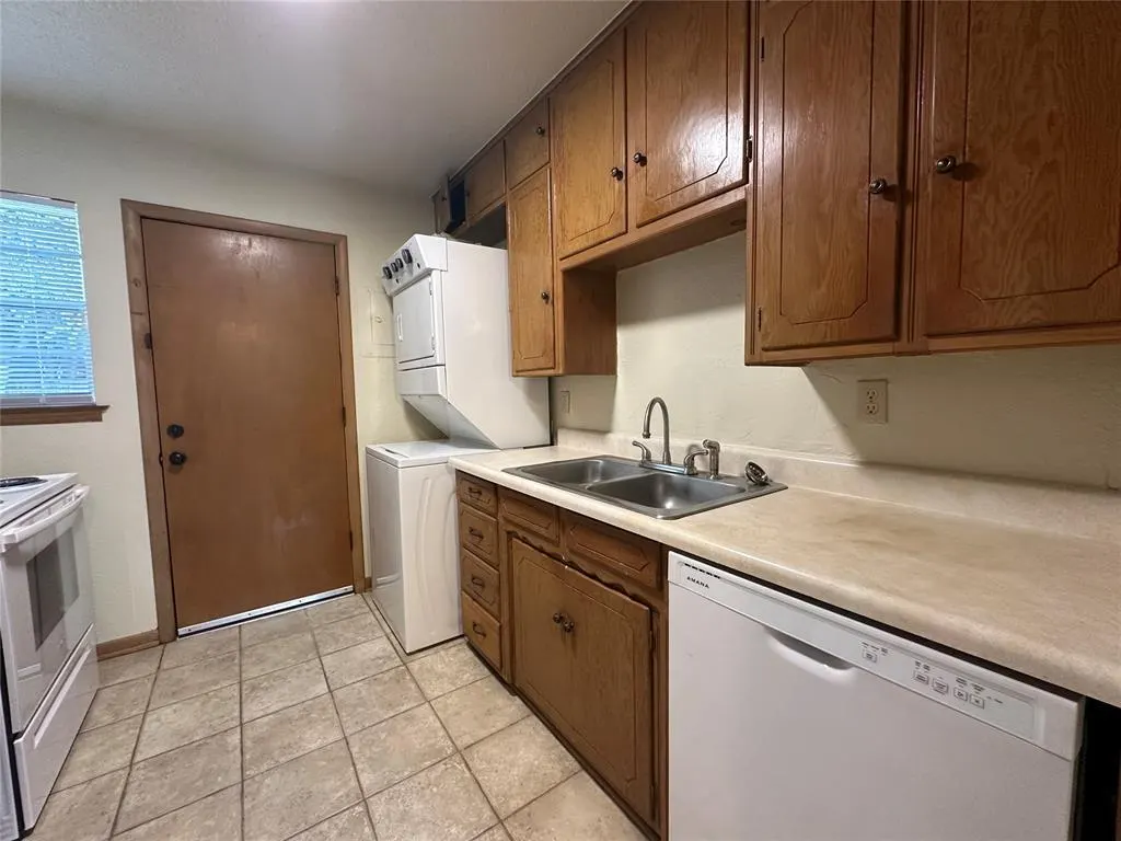 Photo 5 — 2023 Delaware Lane, Norman, OK 73071
