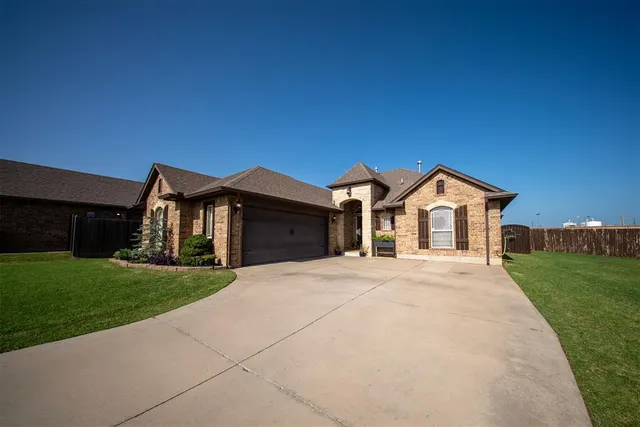 Photo 2 — 1920 Evans Court, Moore, OK 73160