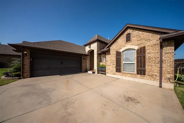 Photo 6 — 1920 Evans Court, Moore, OK 73160