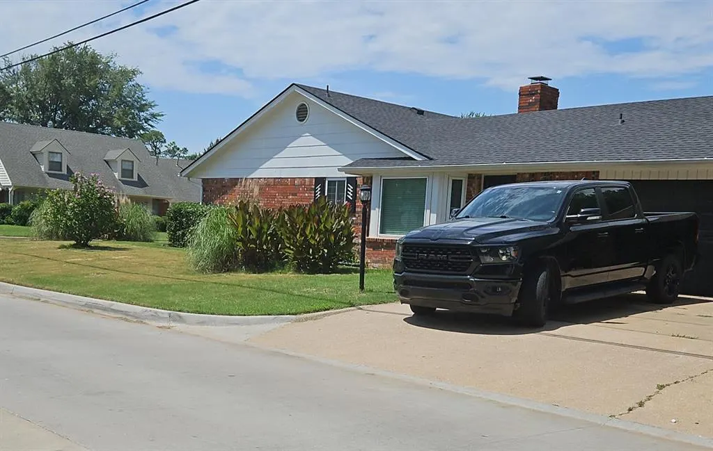 Photo 13 — 12217 Greystone Terrace, Oklahoma City, OK 73120