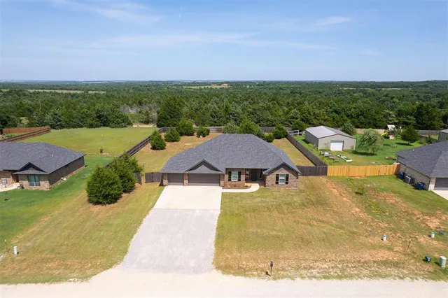 Photo 2 — 2300 Count Fleet Way, Guthrie, OK 73044