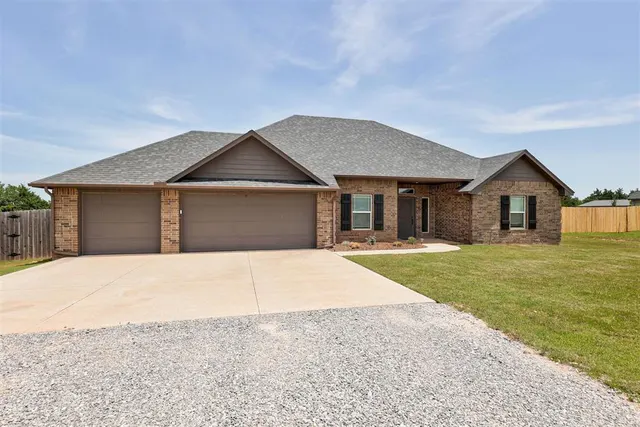 Photo 4 — 2300 Count Fleet Way, Guthrie, OK 73044