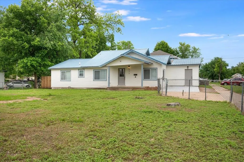 Photo 2 — 825 W Colorado Avenue, Chickasha, OK 73018