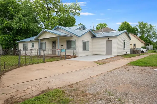 Photo 3 — 825 W Colorado Avenue, Chickasha, OK 73018