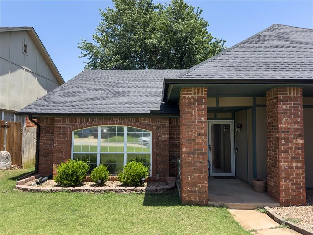 Photo 2 — 520 Greenfield Drive, Yukon, OK 73099