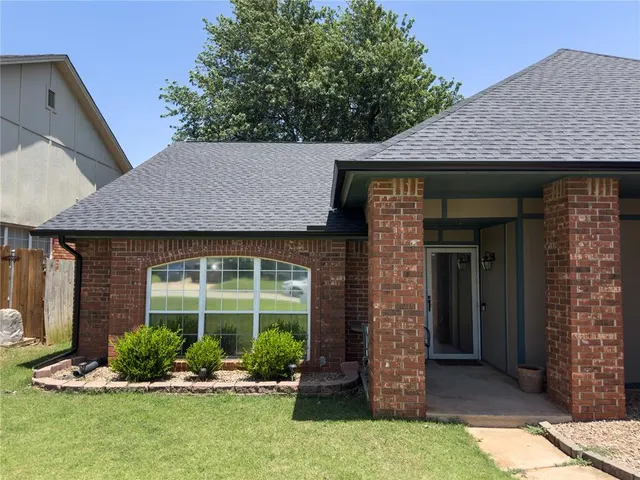 Photo 2 — 520 Greenfield Drive, Yukon, OK 73099