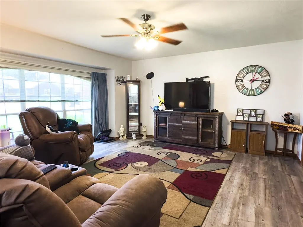 Photo 5 — 520 Greenfield Drive, Yukon, OK 73099