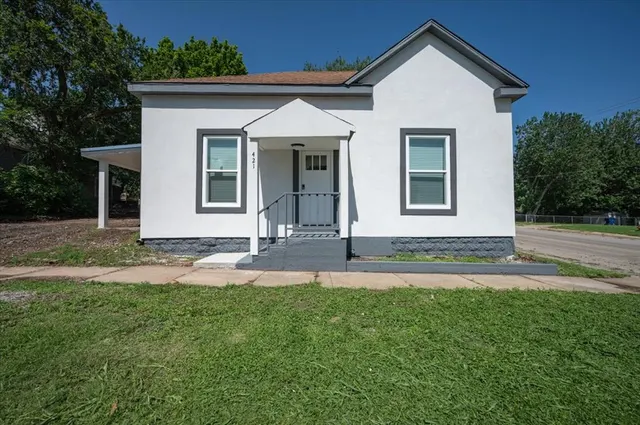 Photo 3 — 421 N Barker Avenue, El Reno, OK 73036