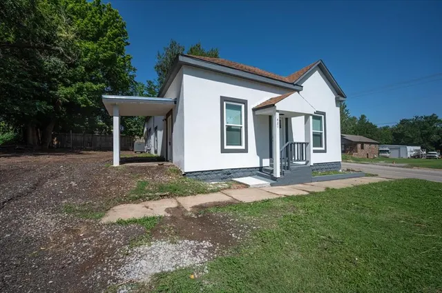 Photo 2 — 421 N Barker Avenue, El Reno, OK 73036