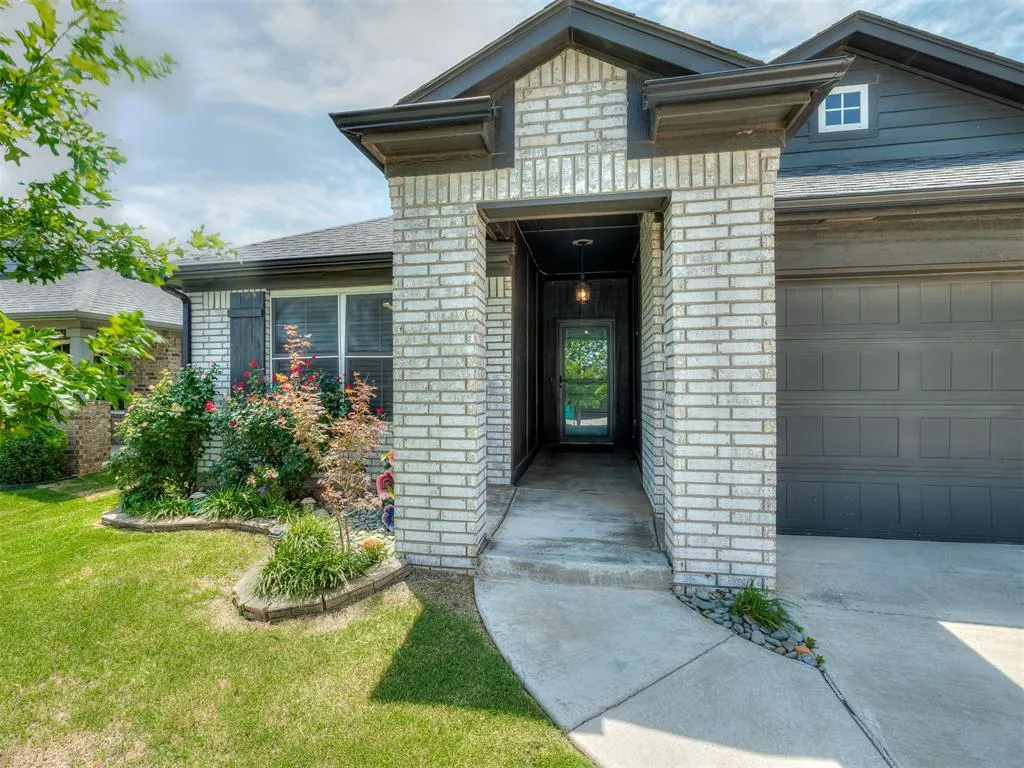 Photo 2 — 421 Kearny Lane, Yukon, OK 73099