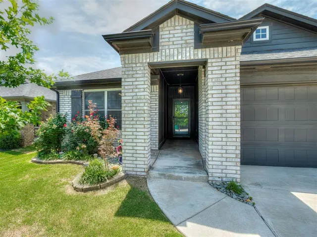Photo 2 — 421 Kearny Lane, Yukon, OK 73099