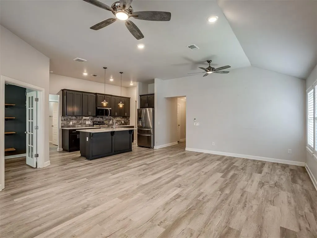 Photo 9 — 421 Kearny Lane, Yukon, OK 73099