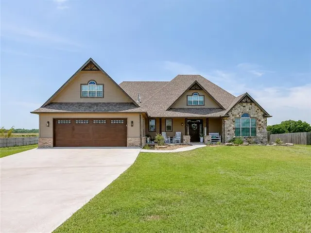 Photo 2 — 11656 Carefree Lane, Shawnee, OK 74804