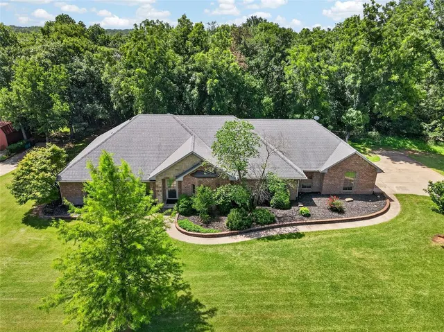 Photo 3 — 1690 Deerwood Trail, Edmond, OK 73034