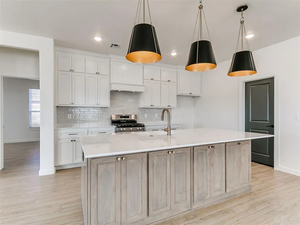 Photo 5 — 7701 Three Woods Lane, Yukon, OK 73099