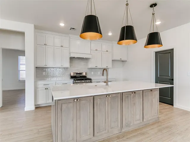 Photo 5 — 7701 Three Woods Lane, Yukon, OK 73099
