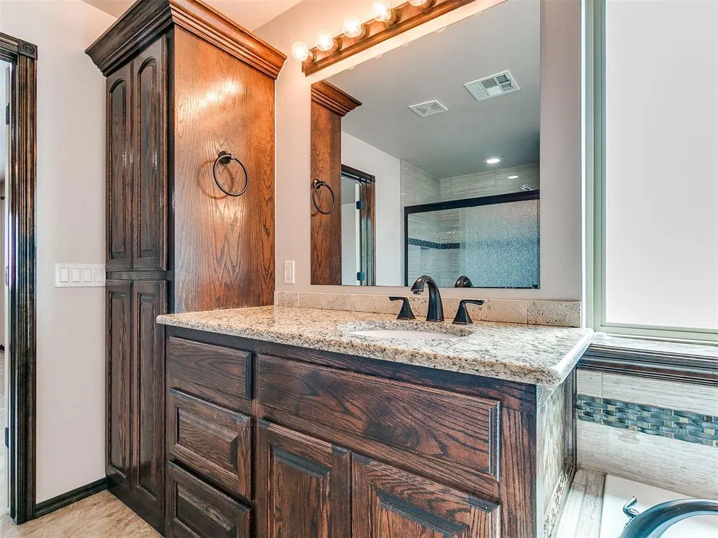 Photo 17 — 613 SW 7th St, Moore, OK 73160