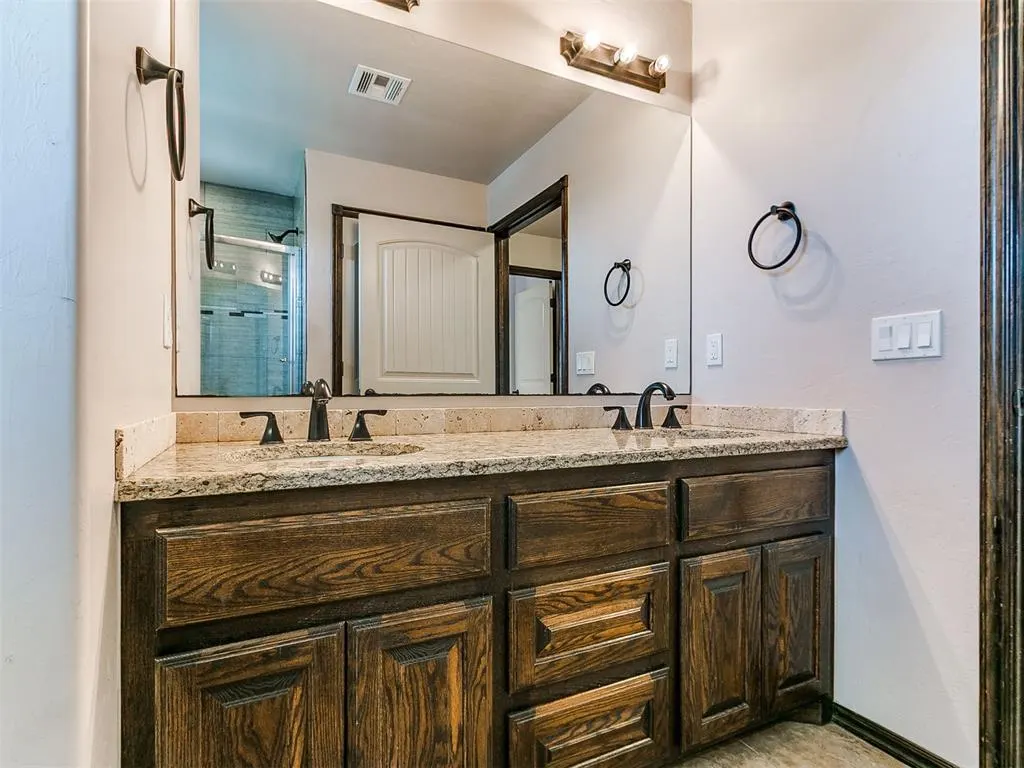 Photo 24 — 613 SW 7th St, Moore, OK 73160